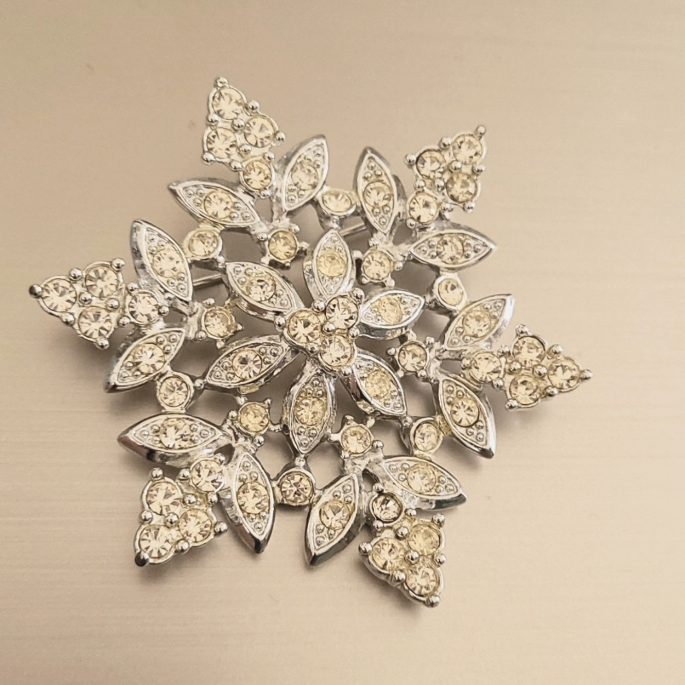 Sarah hoo coventry rhinestone silver tone flake brooch.